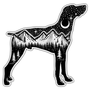 以下が含まれることがあります： 犬のシルエットと山と森の風景デザインが特徴の白黒ステッカー。犬の体は、山、木、星、三日月を詳細に描いたイラストで埋められており、自然をテーマにしたデザインになっています。