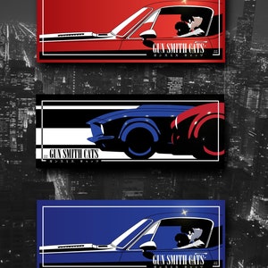 Peut inclure: Trois impressions rectangulaires avec des illustrations de voitures classiques. L'impression supérieure est rouge, celle du milieu est noire et bleue, et celle du bas est bleue. Chaque impression comprend le texte "GUN SMITH CATS" en anglais et en japonais.