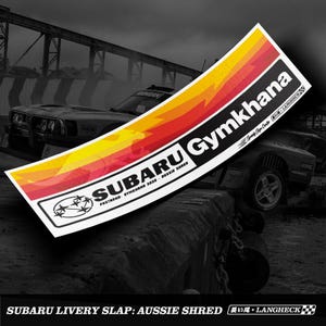 Puede incluir: Una pegatina blanca con la inscripción "SUBARU Gymkhana" en negro, con un diseño degradado rojo, naranja y amarillo. La pegatina también incluye el texto "PASTRAND - GYMKHANA 2020 - AUSSIE SHRED". El fondo muestra un coche.