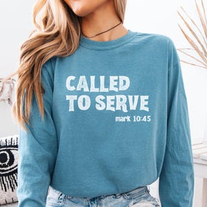 Camiseta de Comfort Colors® Llamado a servir, camiseta con versículo bíblico, camiseta cristiana, camiseta religiosa, camiseta para amantes de Dios, camiseta para mamá cristiana