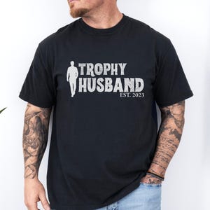 Camiseta personalizada con diseño de trofeo para marido, divertida y con colores cómodos, regalo de esposa, regalo de aniversario para marido, regalo para él.