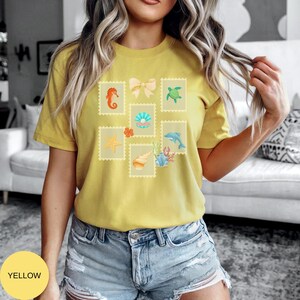 Camiseta unisex Coastal Vibes, playera playera estilo sello postal, camiseta con gráficos oceánicos, regalo de verano, regalo náutico, camiseta Sea Life