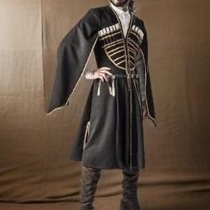 Neue Männer schwarze Chokha, traditionelle Chokha für Männer, georgischen Stil Kosak