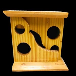 Puede incluir: Una estantería de madera con tres recortes circulares. La estantería está hecha de madera clara con un acabado natural. La estantería está diseñada para contener objetos pequeños, como joyas o baratijas.