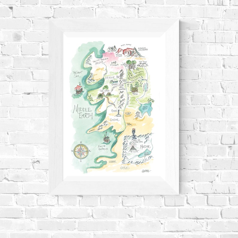Puede incluir: Una ilustraci&oacute;n de acuarela de un mapa de la Tierra Media, una tierra ficticia de los libros de El Se&ntilde;or de los Anillos. El mapa est&aacute; dibujado en un estilo caprichoso con colores verde, azul y amarillo. El mapa incluye varios lugares como Mordor, Gondor y Rohan.