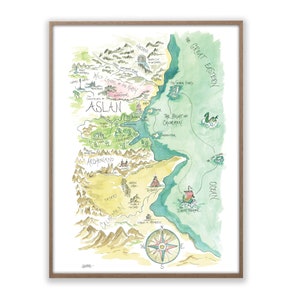Puede incluir: Una ilustración de acuarela de un mapa de Narnia, un mundo ficticio de los libros Las Crónicas de Narnia. El mapa muestra la tierra de Aslan, el Gran Mar del Este y la tierra de Calormen. El mapa está rodeado por un marco marrón.