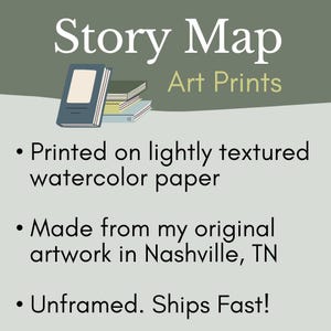 Puede incluir: Una pila de libros con una cubierta azul y el texto "Story Map Art Prints" impreso sobre un fondo verde claro. El texto debajo de los libros dice: "Impreso en papel de acuarela ligeramente texturizado", "Hecho a partir de mi obra de arte original en Nashville, TN", y "Sin enmarcar. &iexcl;Env&iacute;o r&aacute;pido!"