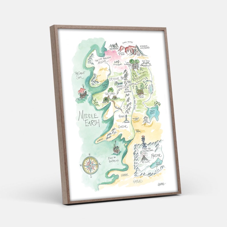 Puede incluir: Un mapa de la Tierra Media dibujado a mano con acuarela, una tierra ficticia de los libros de El Se&ntilde;or de los Anillos. El mapa muestra varios lugares, incluyendo la Comarca, Mordor y Gondor. El mapa est&aacute; enmarcado en un marco marr&oacute;n claro.