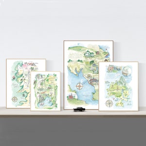 Puede incluir: Cuatro mapas de acuarela enmarcados de lugares ficticios. Los mapas se titulan "La Tierra Media", "El Incre&iacute;ble Mundo de Mary", "Ana de las Tejas Verdes" y "Neverland".
