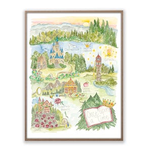 Puede incluir: Una ilustración de acuarela de un mapa de cuento de hadas con castillos, torres y bosques. El mapa presenta los nombres de cuentos de hadas famosos, incluyendo Cenicienta, Rapunzel, La Bella Durmiente y Blancanieves. El texto "Érase una vez" está escrito en un libro en la esquina inferior derecha.