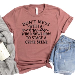 Funny crime quote shirt - don't mess with a woman who knows how to stage a crime scene - true crime gift, podcast lover tee