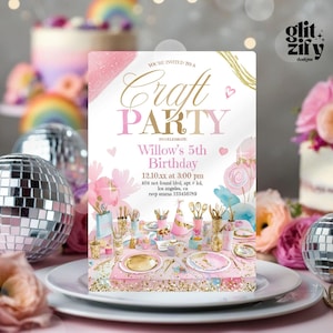 Puede incluir: Una invitación imprimible rosa y dorada para una fiesta de manualidades. La invitación presenta una ilustración de acuarela de una mesa de manualidades con pinceles, tijeras y otros materiales de manualidades. El texto de la invitación dice: "Estás invitado a una fiesta de manualidades para celebrar el 5º cumpleaños de Willow".