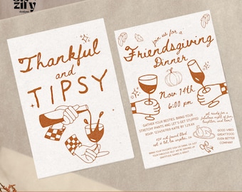 Op de afbeelding: Twee uitnodigingskaarten met bruine tekst en illustraties op een crèmekleurige achtergrond. Eén kaart leest "Thankful and Tipsy" met een wijngrafiek. De andere kaart zegt "Friendsgiving Dinner" met een pompoen en wijnglazen.