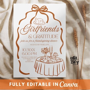 Op de afbeelding: Witte uitnodigingskaart met bruine tekst en illustraties voor een Friendsgiving-diner. De tekst luidt "Girlfriends & Gratitude" en bevat details over het evenement. De onderkant van de kaart zegt "FULLY EDITABLE IN Canva".