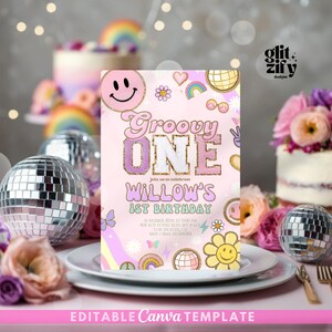 Op de afbeelding: Een roze uitnodiging met de tekst "Groovy ONE" en "Willow's 1st Birthday". Het ontwerp bevat smiley's, regenbogen, bloemen en discoballen. De tekst "Editable Canva Template" staat onderaan.