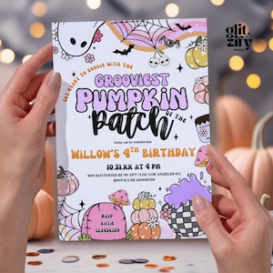 Puede incluir: Una invitación a una fiesta con el texto "Grooviest Pumpkin Patch of the" en una fuente retro. La invitación incluye ilustraciones de calabazas, fantasmas y una telaraña. El texto dice "Willow's 4th Birthday" e incluye la fecha, la hora y la información de RSVP.