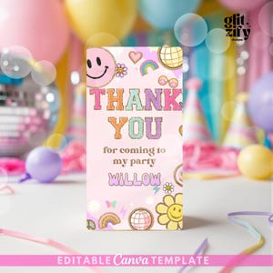 Puede incluir: Tarjeta de agradecimiento de color rosa y arcoíris con el texto "Gracias" en letras grandes, "por venir a mi fiesta" en letras más pequeñas y el nombre "Willow" en una fuente ondulada. La tarjeta está decorada con caras sonrientes, arcoíris, signos de paz y flores.