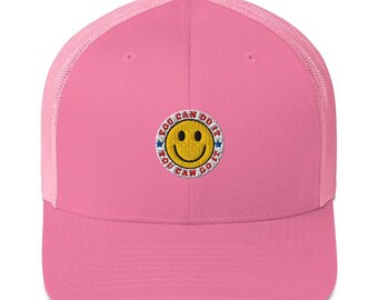 Boné Trucker com Carinha Sorridente Bordada, Estilo Retrô, com Fecho de Pressão em Tela.