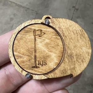 Pode incluir: Um conjunto de três canecas de cerâmica com acabamento fosco e salpicado. Cada caneca apresenta uma cor diferente: azul claro, creme e cinza. As canecas têm um design simples e moderno e uma alça confortável.