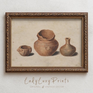 Może przedstawiać: Oprawiony wydruk przedstawiający trzy antyczne naczynia ceramiczne w odcieniach brązu i beżu. Naczynia obejmują małą miskę, duży dzban z szerokim otworem i mały wazon. Rama jest ciemnobrązowa z ozdobnymi detalami. Widoczny jest tekst "LadyLuxy Prints".