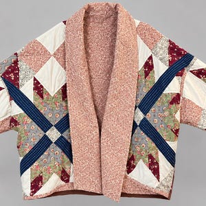 Chaqueta acolchada con estampado floral y cuello tipo chal.
