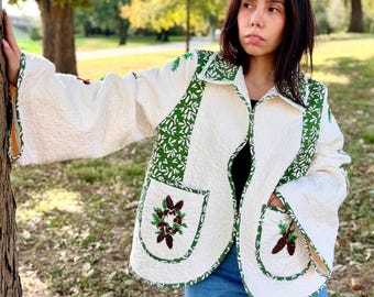 Giacca trapuntata vintage riciclata – Ricamo verde natalizio e con bacche, pezzo unico.