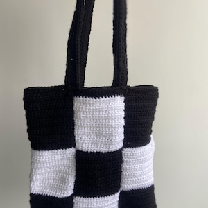 Monochrome Tote bag pattern, white and black tote bag, how to make a tote bag, tote bag pattern, crochet tote bag pattern
