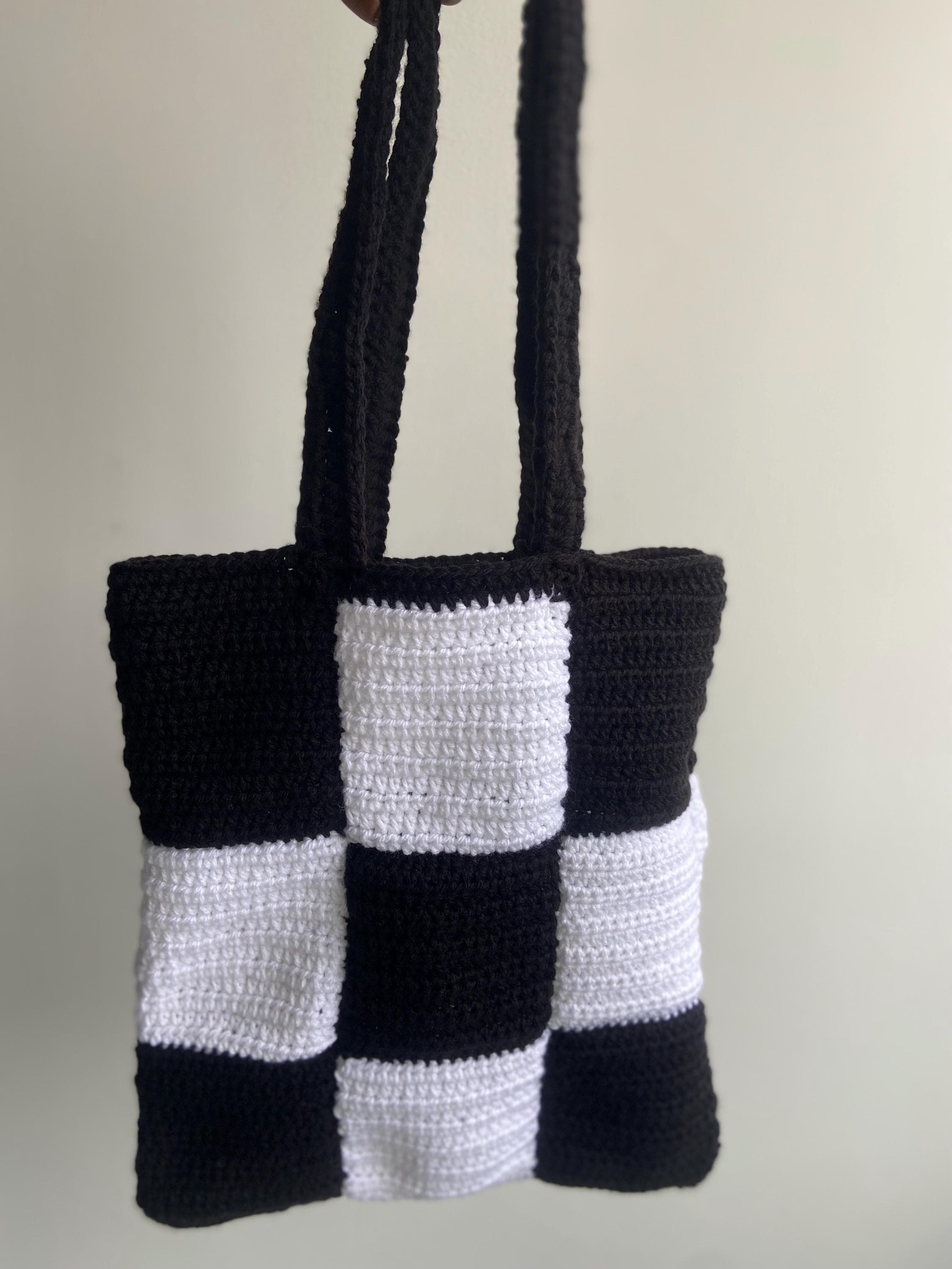 30 Beautiful and Stylish Monochrome Crochet Patterns 15 Monochrome Tote Bag Pattern