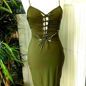 Abito da folletto in cotone color oliva. Vestito da sera fatto a mano, con cut-out.