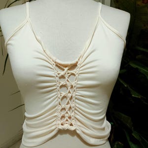 Katoenboterkleurige gevlochten top. Fairy boho tanktop voor in de avond.