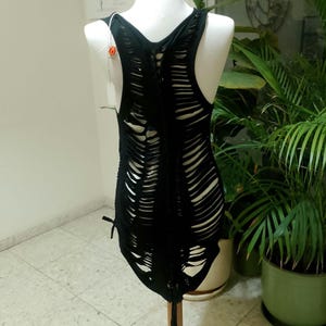 Tunique noire asymétrique en coton. Tenue de festival bohème tressée.