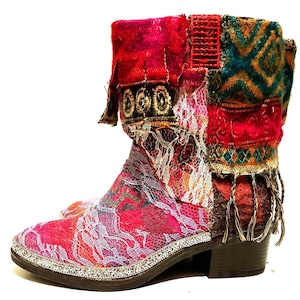 Met cowboylaarzen versierde laarzen. Maak een statement in het rood. Boho-folk, strasstenen laarzen. Unieke westerse luxe, EU38.5-39