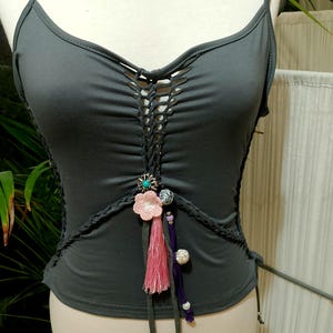 Canotta in cotone grigio con perline in acciaio inossidabile. Top da sera in stile boho da fata.