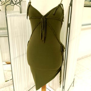 Abito pixie in cotone color oliva. Abito boho da festival con cut-out. Completo Fairycore.