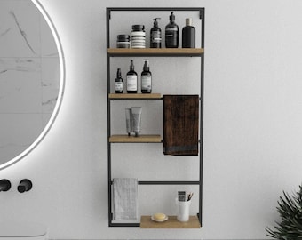 Puede incluir: Un estante de baño de metal negro con cinco estantes de madera. Los estantes están llenos de diversos artículos de tocador, incluyendo botellas de champú, acondicionador y gel de ducha, así como tubos de crema de manos y pasta de dientes. También hay una toalla marrón colgada en el estante.