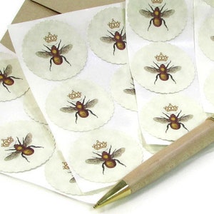 Stickers ronds La reine des abeilles, bords festonnés, lot de 24 étiquettes en papier cartonné écologique de 1,5 po.
