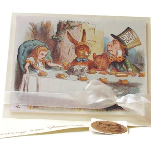 Carte d'anniversaire Alice au pays des merveilles, carte bibliophile, Merry UnBirthday Tea Party, carte de voeux 3D faite à la main, chat du Cheshire, cadeau littéraire