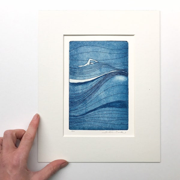 original Farbradierung und Aquatint in blau: ein Schwimmer im offenen Wasser