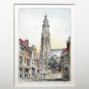 Puede incluir: Una pintura de acuarela de una alta torre de iglesia en una ciudad europea. La torre está rodeada de edificios y un pequeño árbol. La gente camina por la calle.