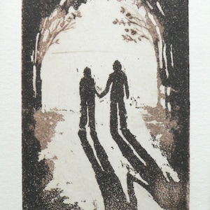 Puede incluir: Una impresión en blanco y negro de dos figuras caminando de la mano a través de un arco de árboles. La impresión está titulada "Innocence" y numerada 1/45.