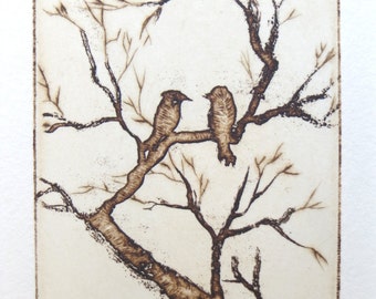 dos pequeñas aves del amor en los árboles - aguafuerte original, punto seco y aguatinta.