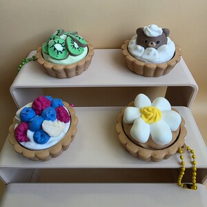 フィジェットクリッカー キウイベリーベア デイジータルトキーチェーン、かわいい3D PLAバッグチャーム、かわいいフードジュエリーキーチェーン パイケーキベア ベリー