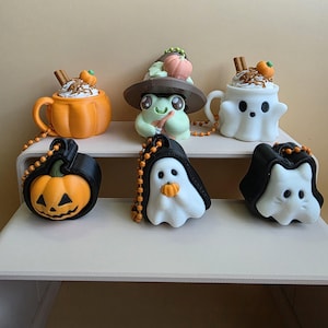 Fidget Clicker Autumn Halloween Geist Kürbis Hexe Frosch Zimt Latte Schlüsselanhänger, Cute 3D PLA Bag Charm, Kawaii Ghost Jewelry  keychain