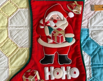 Calza di Natale vintage anni '80 in velluto con Babbo Natale e regali, decorata con applicazioni in stile trapunto.