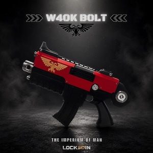 Op de afbeelding: Een rood en zwart rekwisiet-vuurwapen met een gouden tweekoppig adelaarembleem aan de zijkant. De tekst W40K BOLT staat bovenaan, met THE IMPERIUM OF MAN en LOCK3DIN onderaan gedrukt. Het ontwerp bevat een zwart magazijn en een handgreep.