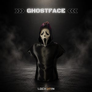 Peut inclure: Un buste de Ghostface présentant le masque blanc emblématique avec des ouvertures noires pour les yeux et la bouche, attaché à une robe à capuche noire. Le texte GHOSTFACE apparaît en haut et le texte LOCK3DIN est situé en bas de l'image sombre.