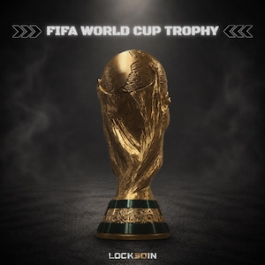 Peut inclure: Une r&eacute;plique dor&eacute;e du troph&eacute;e de la Coupe du Monde de la FIFA repr&eacute;sentant un globe soutenu par deux figures sur une base sombre avec le texte FIFA WORLD CUP TROPHY en haut et LOCK3DIN en bas. Le troph&eacute;e a une finition m&eacute;tallique textur&eacute;e.