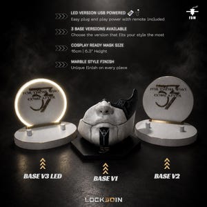 Puede incluir: Una m&aacute;scara de cosplay con acabado estilo m&aacute;rmol y detalles negros, mostrada con tres opciones de base: Base V3 LED con luz circular, Base V1 y Base V2. La m&aacute;scara mide 16 cm de altura. El texto incluye "FOR THOSE WHO COME AFTER" y "LOCK3DIN".