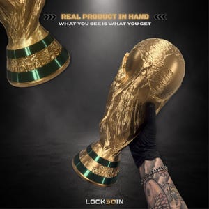 Peut inclure: Une r&eacute;plique de troph&eacute;e dor&eacute;e avec un sommet textur&eacute; en forme de globe et une bande de base verte lisse. Le texte "REAL PRODUCT IN HAND" et "WHAT YOU SEE IS WHAT YOU GET" figure en haut, avec "LOCK3DIN" imprim&eacute; au bas de l'image.