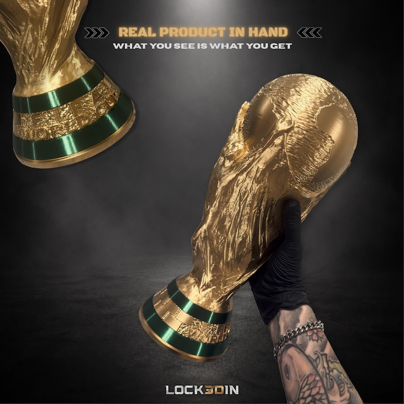 Peut inclure: Une r&eacute;plique de troph&eacute;e dor&eacute;e avec un sommet textur&eacute; en forme de globe et une bande de base verte lisse. Le texte "REAL PRODUCT IN HAND" et "WHAT YOU SEE IS WHAT YOU GET" figure en haut, avec "LOCK3DIN" imprim&eacute; au bas de l'image.
